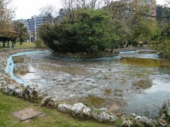 En la imagen, el estanque del parque de La Deva, en Salinas 