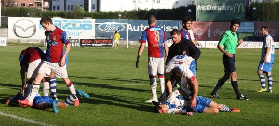 Cerrudo, a la izquierda, y Jandro, tendidos en el suelo tras el golpe. :: MARIETA
