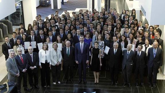 Los Reyes, posando con los premiados. 