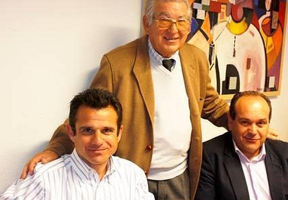 Diego Olaya, en el centro, junto a sus dos hijos, Eloy, a la derecha, y Diego,a la izquierda.