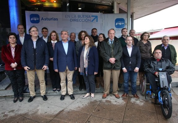 Los integrantes de la candidatura municipal del PP, ayer en el Náutico. 