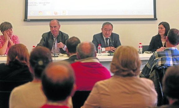 El director de Salud Pública, entre Garrido y la alcaldesa, durante su intervención.