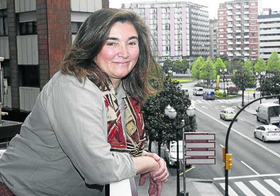 Sofía Cosmen, ayer, en la sede local del PP, con Álvarez Garaya al fondo.