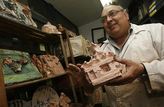 Alberto Estrada, en su taller de Cerámica La Guía. 