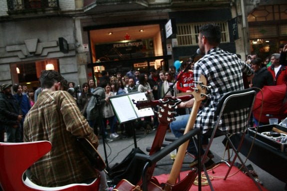 Nel Suárez y Juan Duarte (Juanillous 2.0) actuaron en la calle Instituto ante numerosos viandantes. 