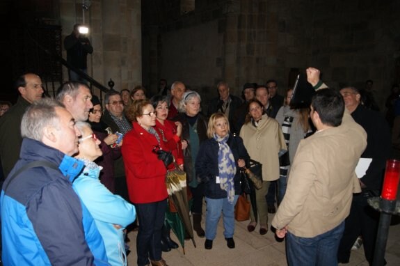 Los participantes en la visita a Valdediós atienden a las explicaciones de Roberto Carneado. 