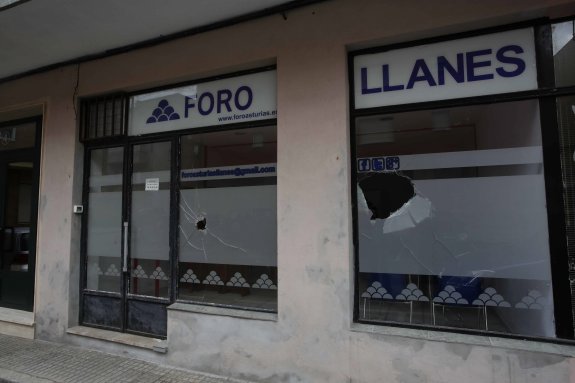 La sede de Foro en Llanes sufre un ataque vandálico