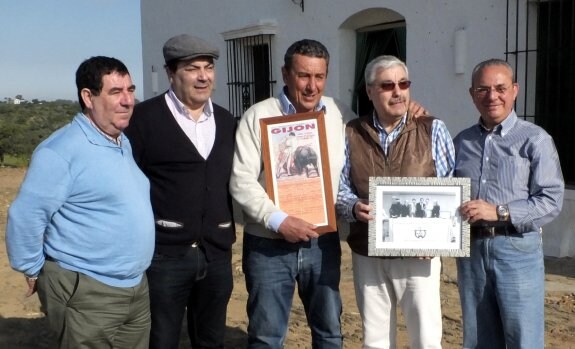 Fernando Cuadri, con los directivos Toni, Mauro, Dioni y Villar. :: E. C.