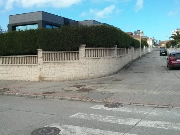 Vista parcial del chalé, en la calle de Alejandro Casona de Salinas. 