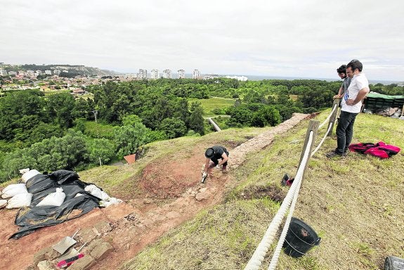 Arqueólogos en plena faena en el yacimiento de Castillo del Gauzón, en el Peñón de Raíces. 