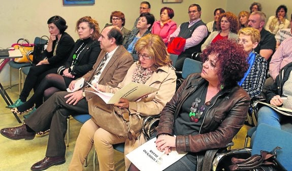 Asistentes a la presentación de la campaña de Cruz Roja para la captación de familias de acogida, ayer, en Oviedo. 