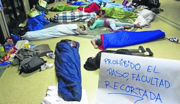 Alumnos de Pedagogía, durante la noche de encierro en la Facultad de Profesorado y Educación. 