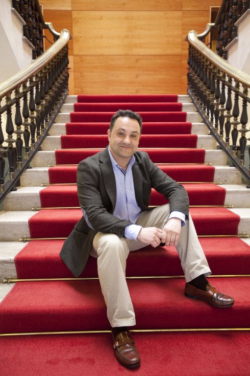 Manuel Pecharromán, en las escaleras de acceso a la planta noble del Ayuntamiento. 