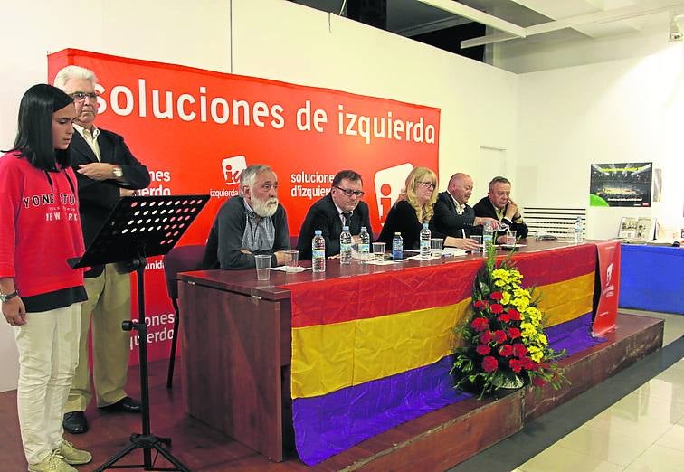 Beatriz Fernández y Ramón Suárez, a la izquierda. En la mesa, resto de intervinientes en el homenaje al ministro republicano.