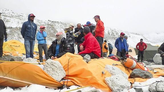 «Estamos cansados, tensos y deseando salir de aquí», aseguran el montañero asturiano Ricardo Fernández y su compañero desde Nepal