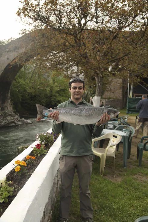 Jorge Moreno, con el campanu 2015, junto al Puente Romano, donde se subastó la pieza. 