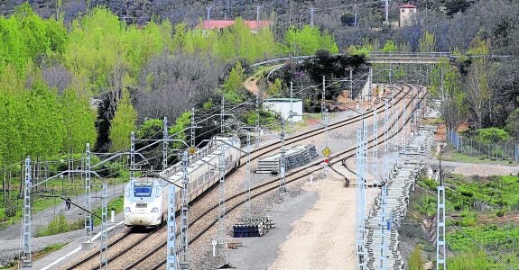 Un servicio Alvia circula al lado de la variante de Pajares, en La Robla, con los primeros metros de vía ya instalados. 