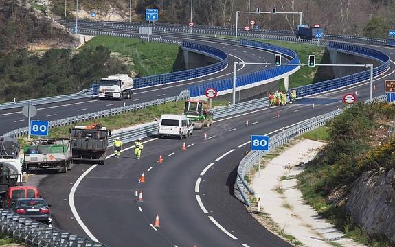 Fomento exigirá responsabilidades a la empresa por los hundimientos en la Autovía del Cantábrico
