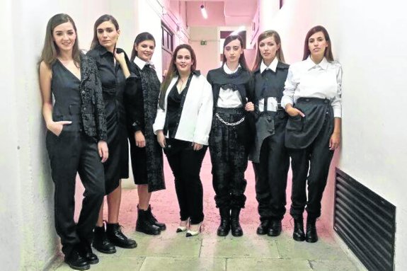 Alba María Álvarez, en el centro, rodeada de las seis modelos que lucieron los 'looks' de su colección en Oviedo. 