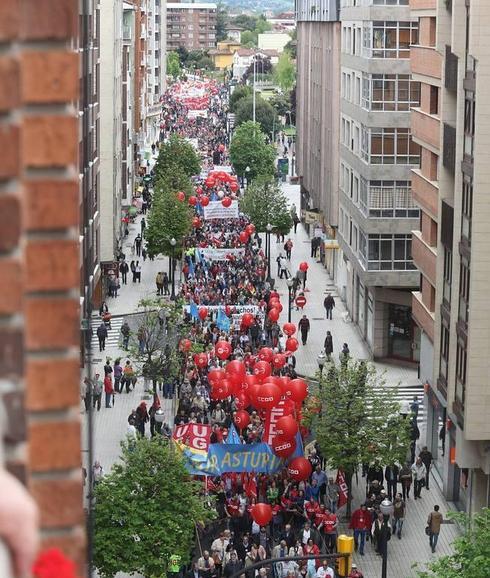 La manifestación, en su recorrido por Gijón.