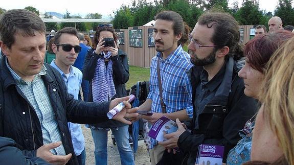 Emilio León, ayer, junto a Andrés Ron en la Feria de Muestras de Tineo.