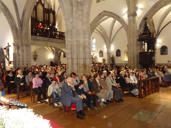 Las tres naves de la iglesia parroquial estaban repletas de llaniscos interesados en asistir a la inauguración de las obras del retablo. 