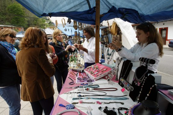 Asistentes a la última jornada del mercado de la revolución industrial. 