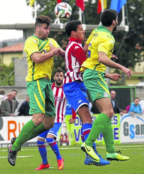 El rojiblanco Borja Álvarez, en el partido de ayer, disputa un balón aéreo con dos rivales. 