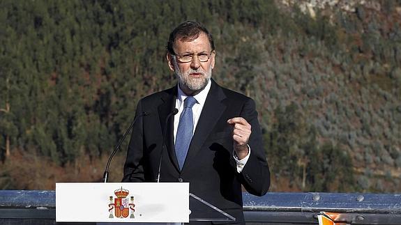 Mariano Rajoy, durante la inauguración del tramo La Franca-Unquera de la Autovía del Cantábrico. 