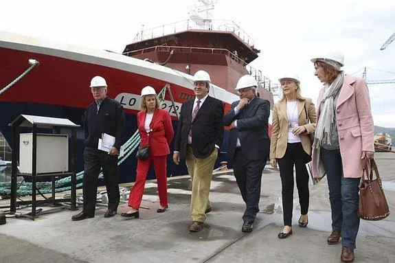 La candidata de Foro a la Presidencia del Principado, Cristina Coto (2d), y del secretario general de Foro, Francisco Álvarez-Cascos (3i), durante la visita que realizaron hoy a los Astilleros Armón en Navia.