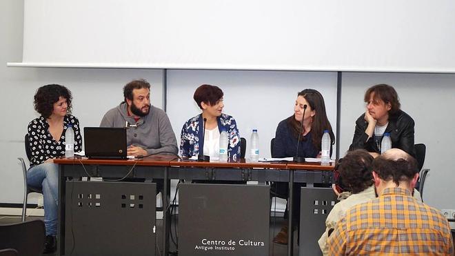 Sofía Castañón, Guillermo Zapata, Silvia Cosío, Lorena Gil y Nacho Vegas en la presentación del programa de Podemos hoy en Gijón.