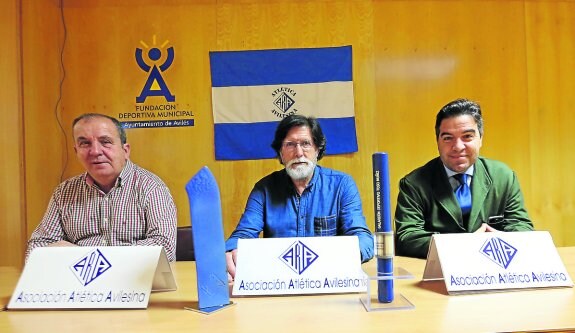 Manuel Baña, Sergio Villanueva y José Manuel Rodríguez en la presentación de la Atlética. 