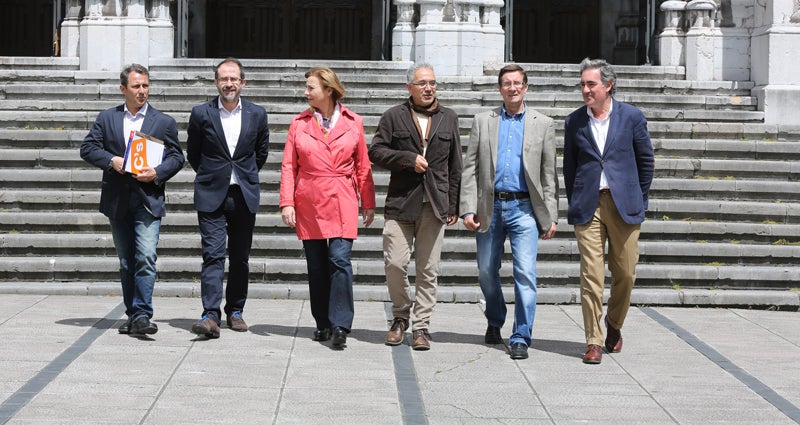 Cuesta (Ciudadanos), Fernández (Foro), Monteserín (PSOE),  Sánchez (Ganemos), Cueli (IU) y Rodríguez de La Torre (PP), frente a la iglesia de Santo Tomás. 