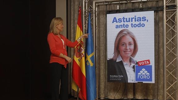 Cristina Coto, ante el cartel electoral de su partido.