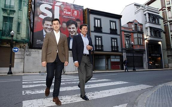 Javier Fernández y José María Pérez tras la colocación del cartel electoral en Gijón. 