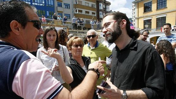 Emilio León, durante su visita a Sotrondio. 