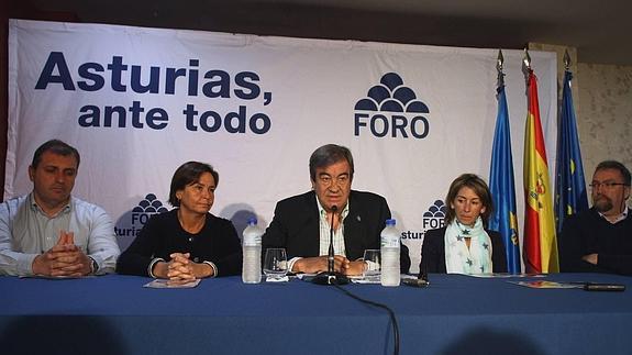 El secretario general de Foro, Francisco Álvarez Cascos, acompañado por Marcos Grana, la alcaldesa de Gijón, Carmen Moriyón, Esther Landa y el senador Isidro Martínez Oblanca.