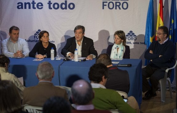 De izquierda a derecha, Marcos Grana, Carmen Moriyón, Francisco Álvarez-Cascos, Esther Landa e Isidro Martínez Oblanca. 