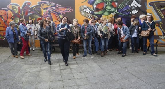 Un grupo de las extrabajadoras de IKE, ayer, antes de la asamblea en la que prepararon las actividades del 25 aniversario del cierre de la empresa. 