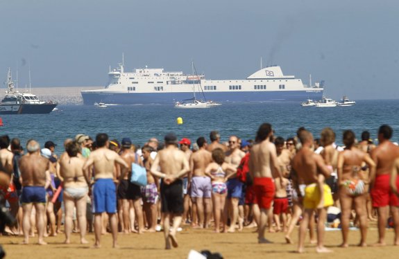 Barco de la autopista del mar visto desde San Lorenzo, a su llegada a El Musel en 2014. 