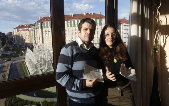 José Luis Ferreira y Mónica García, con su notificación. 