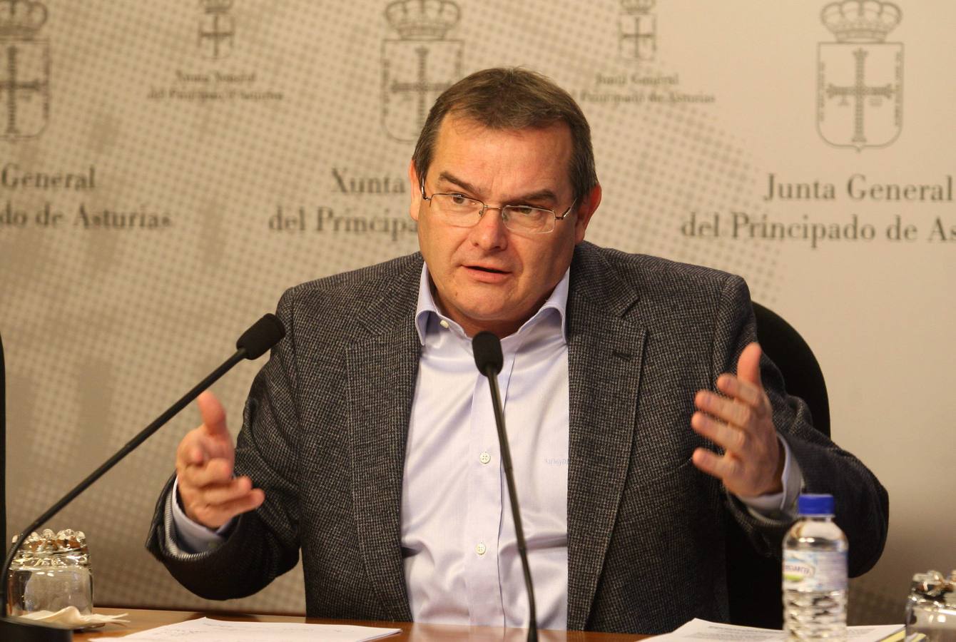 Ángel González durante una intervención cuando era diputado de la Junta General de Asturias 