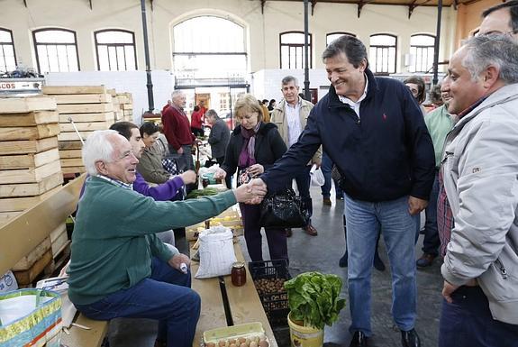 Javier Fernández saluda a los vecinos durante su visita a Villaviciosa.