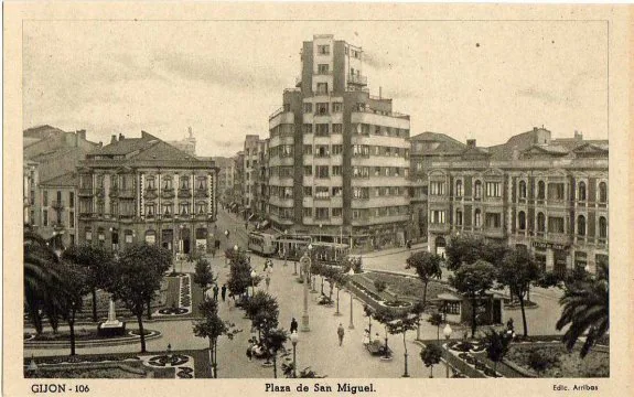 Edifico de Joaquín Ortiz en la plaza de San Miguel de Gijón. 