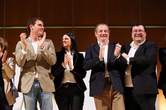 Albert Rivera, con los candidatos al Principado, Nicanor García, y al Ayuntamiento de Oviedo, Luis Pacho, a la derecha, ayer, al término del mitin. 
