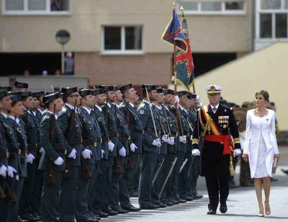 Doña Letizia pasa revista en Vitoria. A la izquierda, un  detalle del recogido de la Reina. 