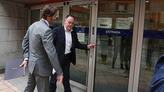 Llosa, a su llegada al juzgado para declarar.