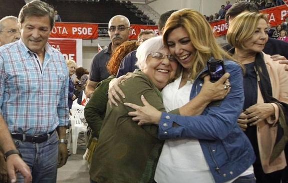 Susana Díaz abraza a una simpatizante en Avilés en presencia de Javier Fernández y Mariví Monteserín. 