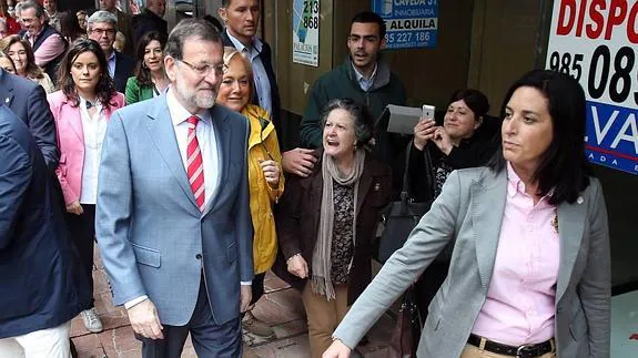 Mariano Rajoy, con la presidenta del PP de Asturias, en Oviedo . Piña