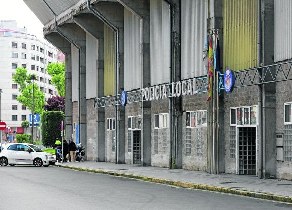 Fachada del cuartel de la Policía Local en la calle de José Cueto. 